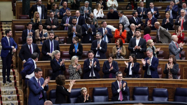Le groupe parlementaire socialiste applaudit lors d'une session plénière à la chambre basse du parlement espagnol, au cours de laquelle le projet de loi d'amnistie exonérant les personnes condamnées ou poursuivies pour leur rôle dans l'échec de la tentative d'indépendance de la Catalogne en 2017, a été approuvé, à Madrid, le 14 mars 2024.