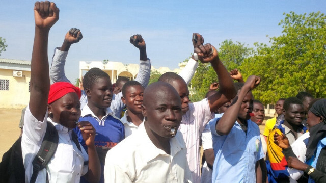 Cette image fournie par l'association "collect-if ca doit changer" montre des élèves manifestant au Lycée de Walia à Ndjamena pour protester contre l'absence de cours et de classes dans différentes écoles publiques, le 13 décembre 2016. 