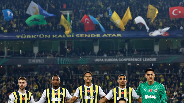 Fenerbahçeli futbolcular, Union SG maçı öncesinde Türk bayraklarının altında böyle poz verdi.