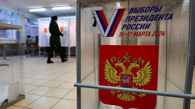 Un citoyen russe vote lors de l'élection présidentielle dans la région de Leningrad, le 15 mars 2024.