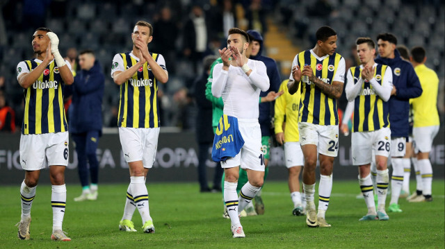 Les joueurs du Fenerbahçe célébrant leur victoire, après le match retour des huitièmes de finale de l'UEFA Ligue Europe Conférence opposant le Fenerbahçe à l'Union Saint-Gilloise, à Istanbul, le 14 mars 2024.