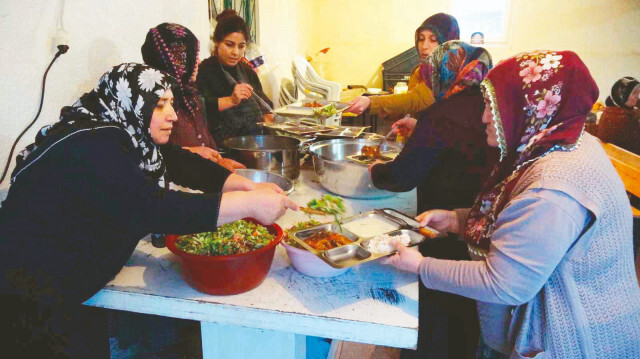  Her gün iftar sofrasında bir araya gelen köylüler birlik, beraberlik ve paylaşmanın en güzel örneklerini sergiliyor.