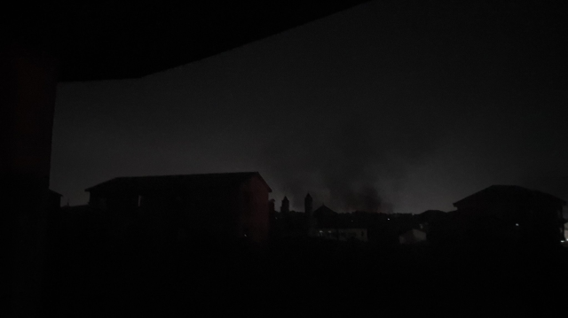 Vue d'un quartier de Conakry suite à la panne d'électricité, dans laquelle on aperçoit un nuage de fumée d'origine inconnue, le 14 mars 2024.