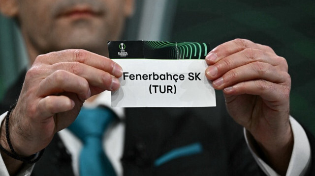 L'ancien footballeur grec Vasilios Tsiartas tient le papier du Fenerbahce SK lors du tirage au sort  tournoi des quarts et des demi-finales de la Ligue de Conférence de l'UEFA 2023-2024, à la Maison du Football Européen à Nyon, le 15 mars 2024.