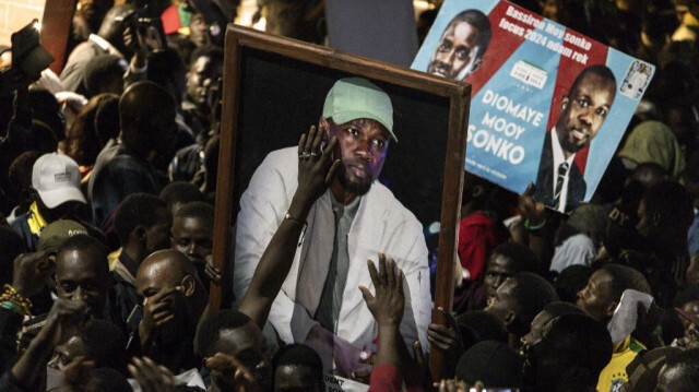 Les partisans du leader de l'opposition sénégalaise, Ousmane Sonko, et du candidat à la présidence, Bassirou Diomaye Faye, jubilent après la libération des deux hommes de prison, à Dakar le 14 mars 2024. 
