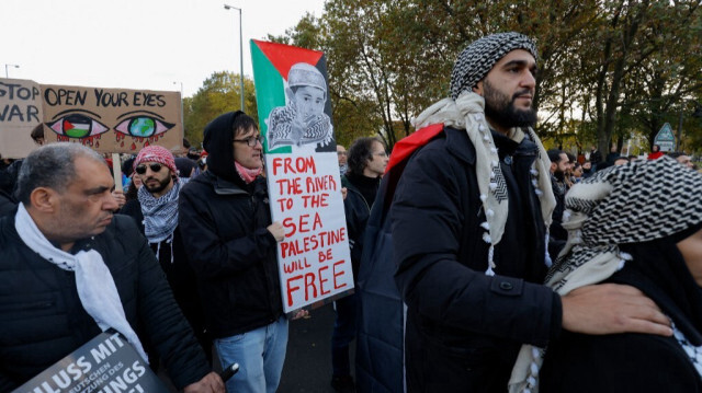 Un manifestant tient une pancarte avec le slogan "De la rivière à la mer, la Palestine sera libre" lors d'une manifestation de soutien aux Palestiniens sous le slogan "Free Palestine" à Berlin, Allemagne, le 4 novembre 2023.