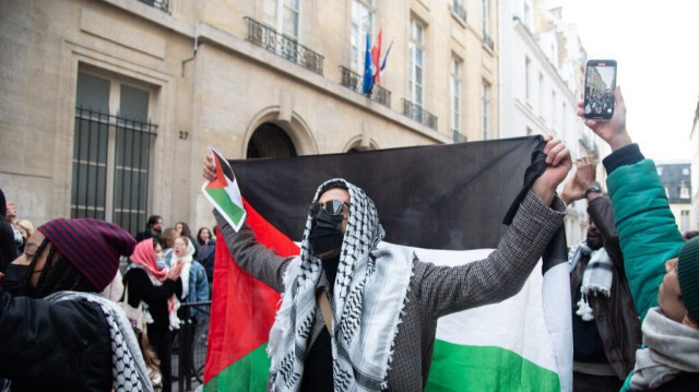 Lors de la manifestation avant qu'ils ne soient informés de son interdiction par le biais d'un arrêté préfectoral, des dizaines d'étudiants scandaient: "C'est pas une guerre, c'est un génocide. Israël assassin, Sciences Po complice".