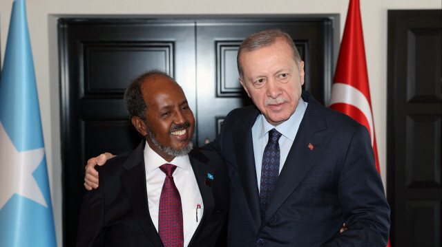 Le président somalien Hassan Sheikh Mohamud en compagnie du président turc Recep Tayyip Erdogan, le 2 mars 2024 à Antalya, Türkiye.