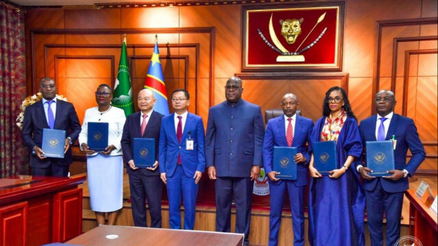 Les délégations chinoise et congolaise après avoir finalisé un accord en présence du président Tshisekedi, à Kinshasa, le 14 mars 2024.