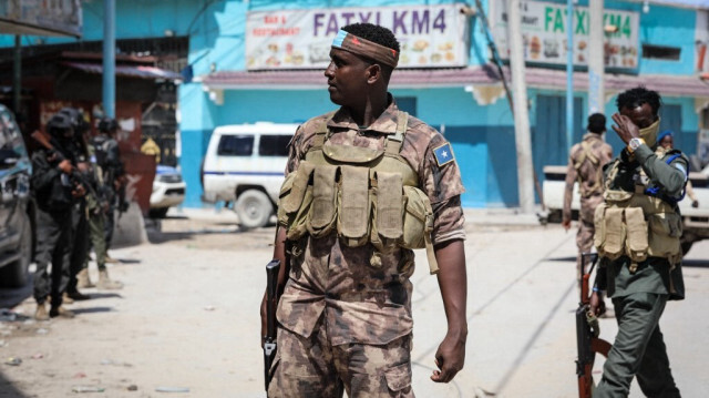 Des agents de sécurité patrouillent près de l'Hôtel Hayat détruit après un siège meurtrier de 30 heures par Al-Shabaab à Mogadiscio, en Somalie, le 21 août 2022.