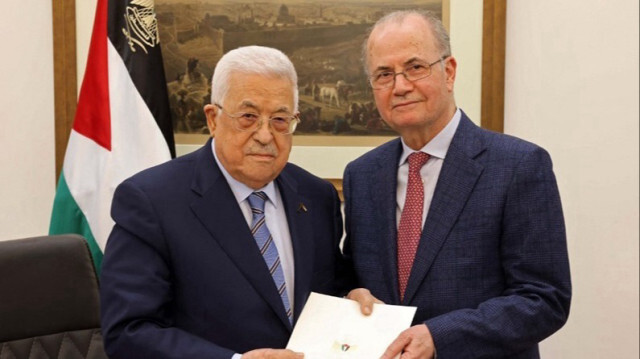 Le Président palestinien Mahmud Abbas (G) posant avec le nouveau Premier ministre palestinien Mohammad Mustafa (D), à Ramallah en Palestine, le 14 mars 2024.