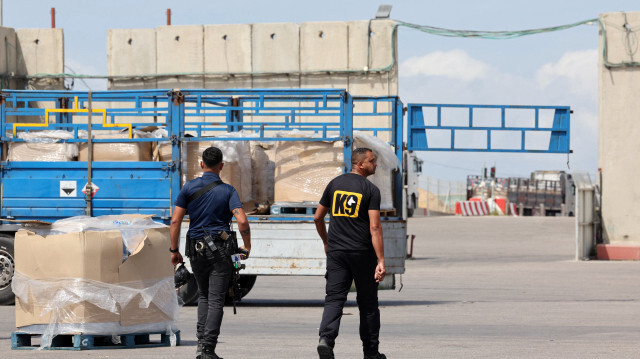Des camions transportant de l'aide humanitaire destinée à Gaza attendent d'être dédouanés au poste frontière de Kerem Shalom (Karm Abu Salem), le 14 mars 2024, dans le cadre du conflit entre Israël et le groupe militant palestinien Hamas.