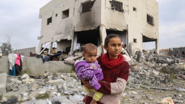 Les Palestiniens fouillent les décombres de la maison de la famille Tabatibi après un bombardement israélien nocturne à l'ouest du camp de réfugiés de Nuseirat, dans le centre de la bande de Gaza, le 16 mars 2024.