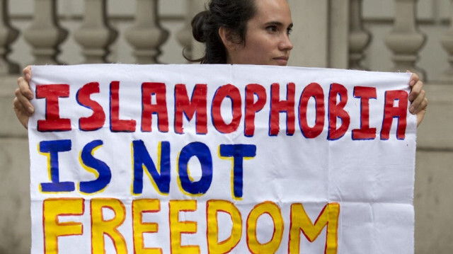 Un manifestant tient une pancarte sur laquelle on peut lire "L'islamophobie n'est pas la liberté" devant l'ambassade de France à Londres. (archive)