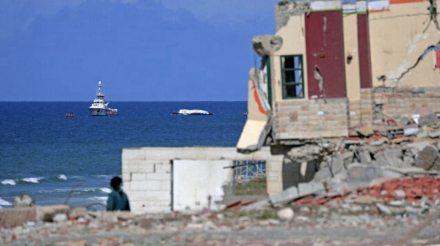 Le navire Open Arms, parti de Larnaca à Chypre et transportant de l'aide humanitaire, s'approche de la côte de la ville de Gaza le 15 mars 2024.