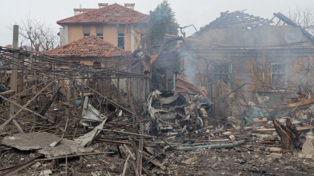 Une voiture détruite devant des maisons endommagées à la suite d'une attaque de missiles à Odessa, dans le cadre de l'invasion russe de l'Ukraine, le 15 mars 2024.