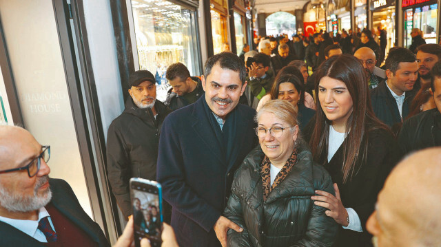 Murat Kurum vatandaş ile fotoğraf çektirdi.