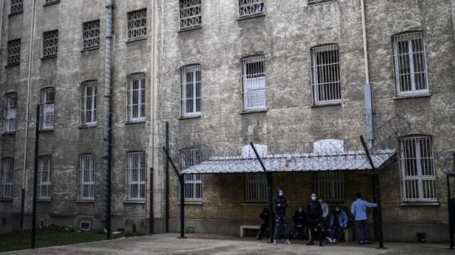 Des patients détenus se rassemblent dans la cour de l'hôpital pénitentiaire de Fresnes, situé au sein de la prison de Fresnes, à Fresnes, au sud de Paris, le 25 novembre 2020.