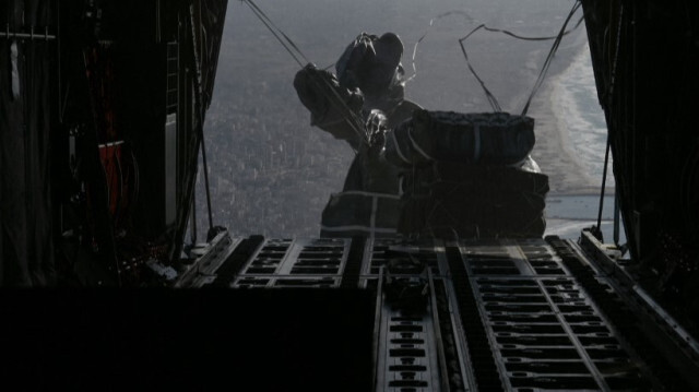 Cette photo prise le 7 mars 2024 par le Commandement central américain (CENTCOM) montre un C-130J Super Hercules de l'armée de l'air américaine effectuant un largage d'aide humanitaire au-dessus de Gaza.