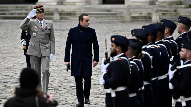 Le ministre français de la Défense, Sébastien Lecornu, et le chef d'état-major de l'armée française, le général Thierry Burkhard, passent les troupes en revue lors d'une cérémonie militaire de "prise d'armes" dans la cour de l'hôtel des Invalides à Paris, le 8 janvier 2024.