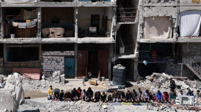 Les Palestiniens effectuent la première prière du vendredi midi du mois de jeûne musulman du Ramadan sur les ruines de la mosquée Al-Farouq, le 15 mars 2024.