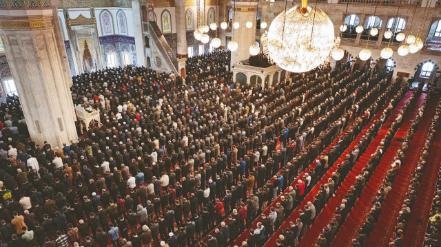 Diyarbakır'daki camilerde ramazan ayının ilk cuma namazı kılındı. 