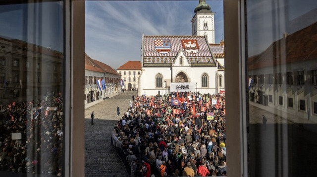 Des manifestants se rassemblent lors d'un rassemblement anti-gouvernemental organisé par l'opposition qui demande des élections immédiates à Zagreb, le 17 février 2024. 