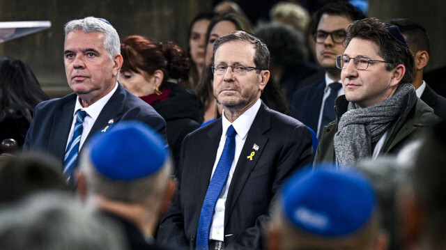 L'ambassadeur d'Israël aux Pays-Bas Modi Ephraim (G) et le président israélien Isaac Herzog (C) participant à la cérémonie d'ouverture du musée national de l'Holocauste, à la synagogue portugaise d'Amsterdam, le 10 mars 2024.