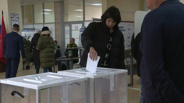 Des électeurs votant à midi, heure de Moscou (09:00 GMT), lors du troisième et dernier jour de l'élection présidentielle russe. L'opposition russe a appelé les citoyens à se rendre massivement aux urnes le 17 mars à midi pour encombrer les bureaux de vote, dans le cadre d'une manifestation qui se veut être une démonstration de force légale à l'encontre du président Vladimir Poutine.