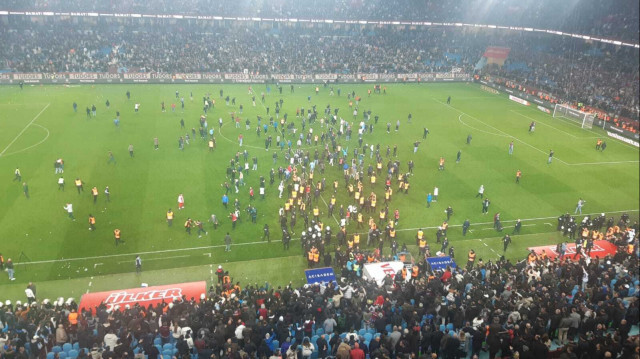 Trabzonsporlu taraftarlar maç sonunda sahaya inmişti.