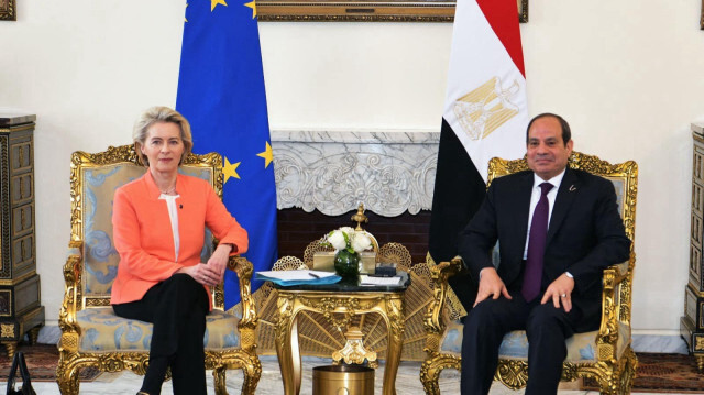 Le président égyptien Abdel Fattah al-Sisi rencontrant la présidente de la Commission européenne Ursula von der Leyen dans la capitale, Le Caire, le 17 mars 2024.