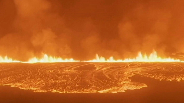 Des images des garde-côtes islandais montrent de la lave en fusion et des volutes de fumée provenant d'une nouvelle éruption volcanique sur la péninsule de Reykjanes.