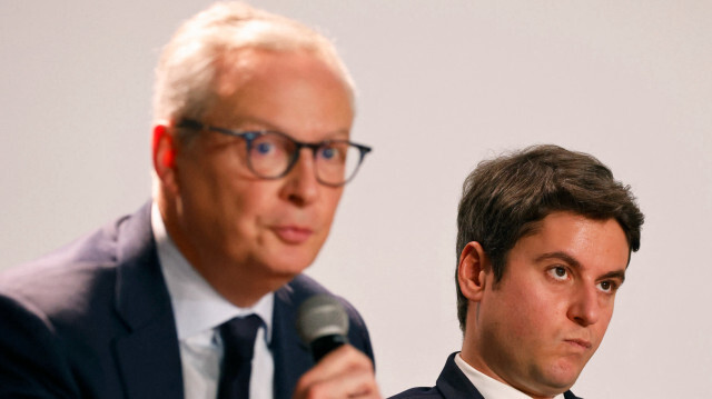 Le ministre français de l'Économie et des Finances Bruno Le Maire (G) et le Premier ministre français Gabriel Attal assistant à une réunion avec des hauts fonctionnaires à Paris le 12 mars 2024.