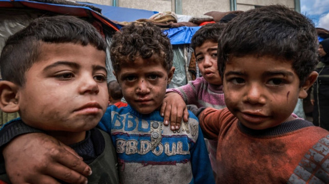 Des enfants palestiniens déplacés devant des tentes de fortune à Rafah, le 14 mars 2024.