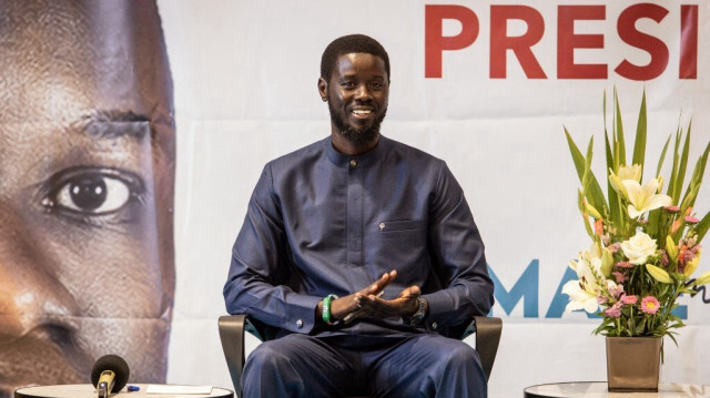 Le candidat à la présidence sénégalaise Bassirou Diomaye Faye fait un geste lors d'une conférence de presse à Dakar le 15 mars 2024. 