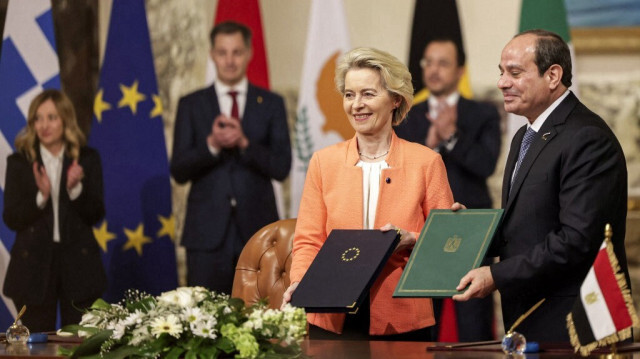 La présidente de la Commission européenne Ursula von der Leyen (2e à droite) et le président égyptien Abdel Fattah al-Sisi (à droite) présentant des déclarations signées après leur sommet avec les dirigeants de l'Autriche, de la Belgique, de Chypre, de la Grèce et de l'Italie, au Caire, le 17 mars 2024. 