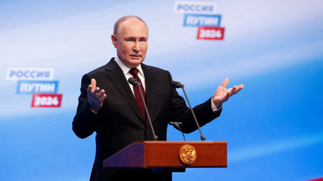 Президент России Владимир Путин посещает свой предвыборный штаб после закрытия избирательных участков в последний день президентских выборов в Москве, 17 марта 2024 года.