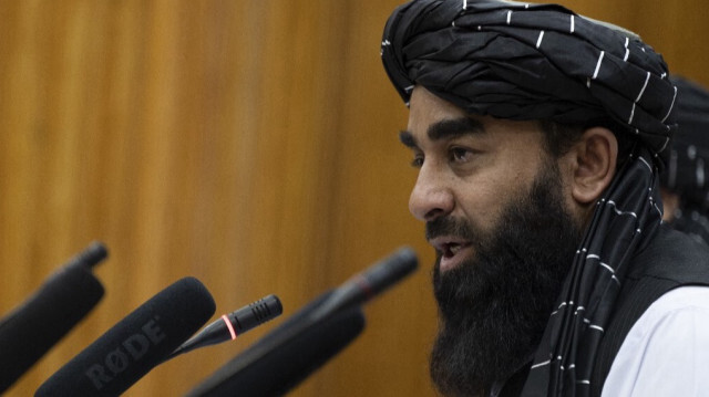 Le porte-parole des talibans, Zabihullah Mujahid, prend la parole lors d'une conférence de presse à Kaboul en Afghanistan.