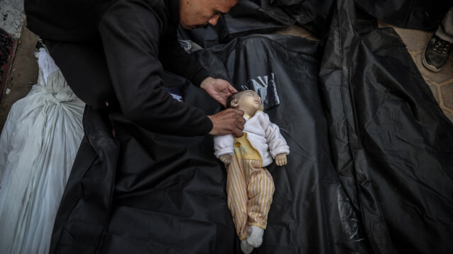 İsrail saldırılarında öldürülen iki aylık bebek Sund Ebu Şaar'ın naaşı, Aksa Şehitleri Hastanesi morgundan alındı.