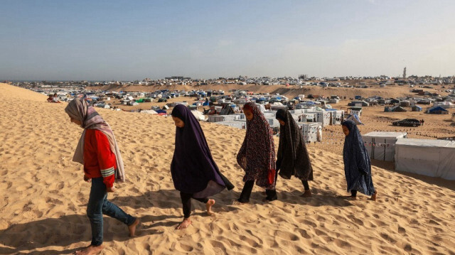 Des filles palestiniennes dans un camp de personnes déplacées à Rafah, dans le sud de la bande de Gaza, le 17 mars 2024.