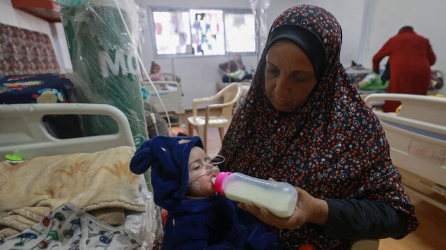 Des enfants palestiniens souffrant de malnutrition sont soignés dans un centre de santé à Rafah, dans le sud de la bande de Gaza, le 5 mars 2024.
