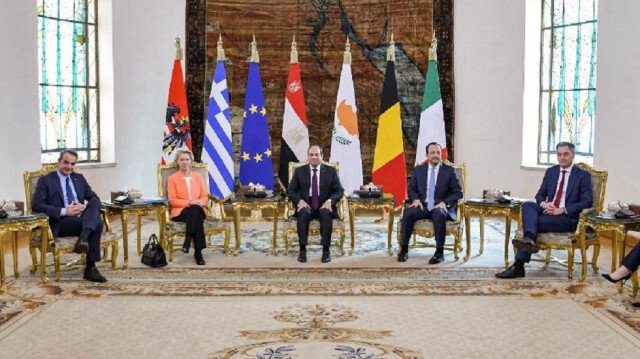 Le chancelier autrichien Karl Nehammer, le Premier ministre grec Kyriakos Mitsotakis, la présidente de la Commission européenne Ursula von der Leyen, le président égyptien Abdel Fattah al-Sissi, le président chypriote Nikos Christodoulides, le Premier ministre belge Alexander De Croo et le Premier ministre italien Giorgia Meloni se réunissant au Caire le 17 mars 2024.