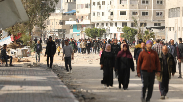 UNRWA'nın önünde yardım bekleyen Filistinliler.