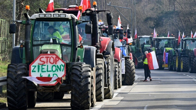 Des agriculteurs manifestent avec leurs tracteurs bloquent l'autoroute A12 entre Slubice en Pologne et Francfort (Oder) le long de la rivière Oder dans l'est de l'Allemagne, le 26 février 2024. 