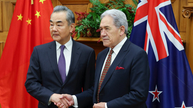 Le ministre néo-zélandais des Affaires étrangères, Winston Peter, et le ministre chinois des Affaires étrangères, Wang Yi, lors d'une réunion bilatérale au Parlement à Wellington, le 18 mars 2024.