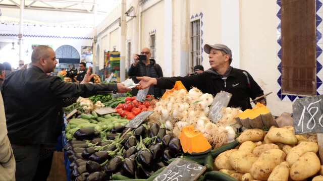 Le bazar central de la capitale Tunis, qui abrite les marchés de la viande, du poisson, des produits laitiers et des dattes, en plus des légumes et des fruits, est très fréquenté durant les premiers jours du ramadan de 2024.