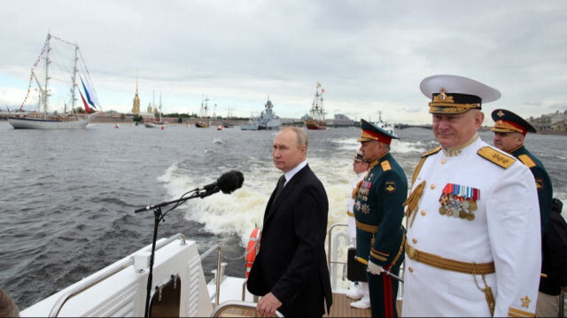 Le président russe, Vladimir Poutine, le ministre de la Défense de Russie, Sergueï Choïgou et l'ancien commandant en chef de la marine, Nikolaï Ievmenov, lors de la principale parade navale marquant la Journée de la marine russe, à Saint-Pétersbourg, le 31 juillet 2022. 