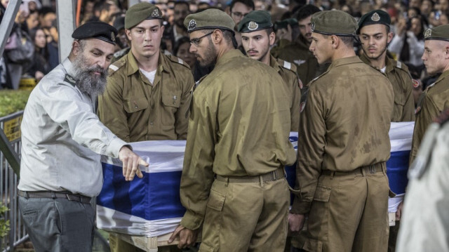 Enterrement d'un des 21 soldats tués lors de combats dans la Bande de Gaza le 23 janvier, lors de ses funérailles au cimetière de Kiryat Shaul à Tel Aviv le 25 janvier 2024.