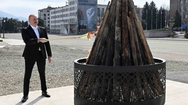 Le Président azerbaidjanais Illham Aliyev allume le feu de Khankendi pour marquer la fête de Nevruz, le 18 mars 2024.