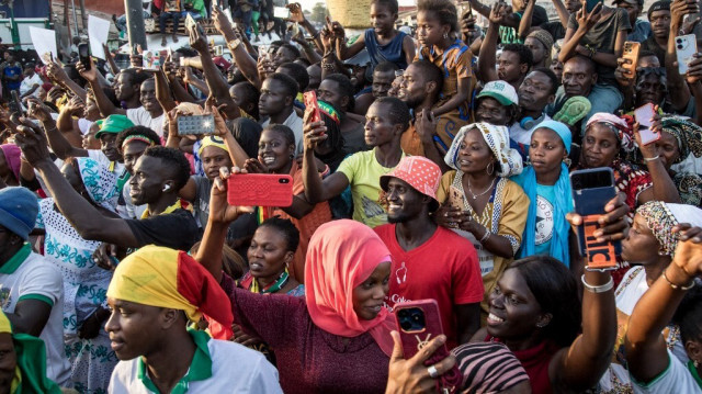 Des supporters acclament le chef de l'opposition Ousmane Sonko et le candidat à la présidence de la coalition Diomaye Président Bassirou Diomaye Faye lors d'un événement de campagne à Cap Skirring, au Sénégal, le 16 mars 2024.  
